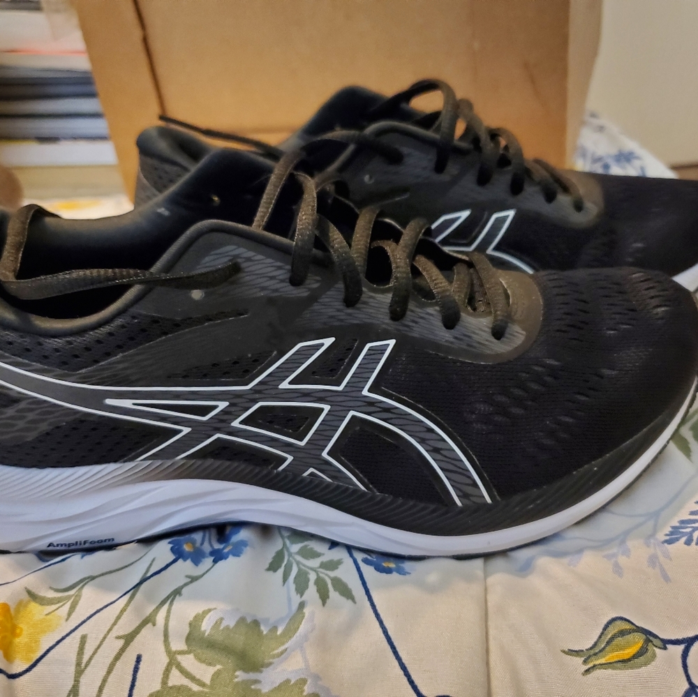 Men's black ASICS Gel-Excite6 size 7
